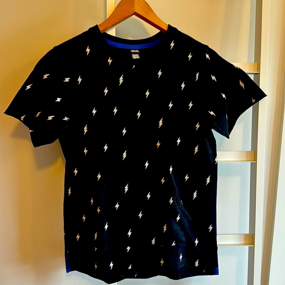 Tea Collection Zeus tee shirt with lightening motif - front double pocket ⛈️